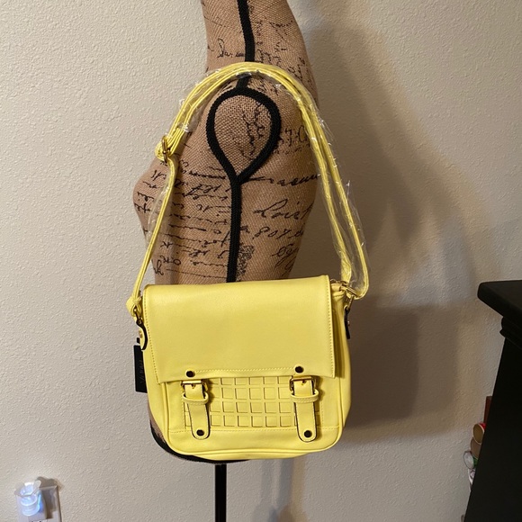 💛Yellow Crossbody💛 - Picture 1 of 5
